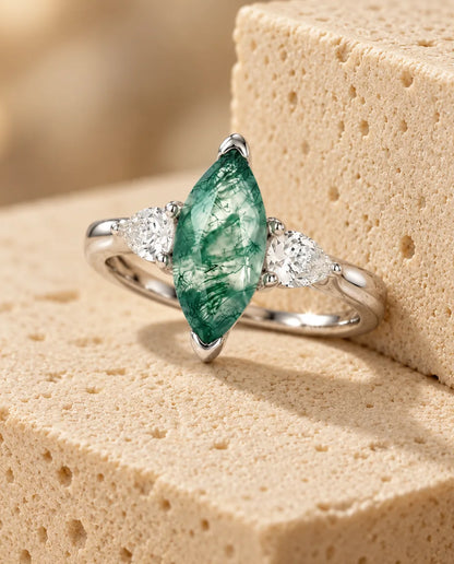 Bague Agate Mousse - présentée sur un bloc de travertin