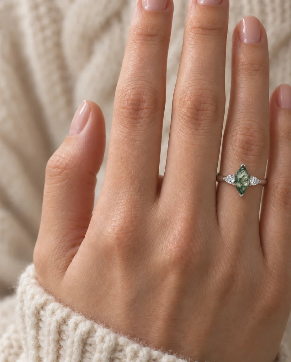 Bague Agate Mousse - portée à la main