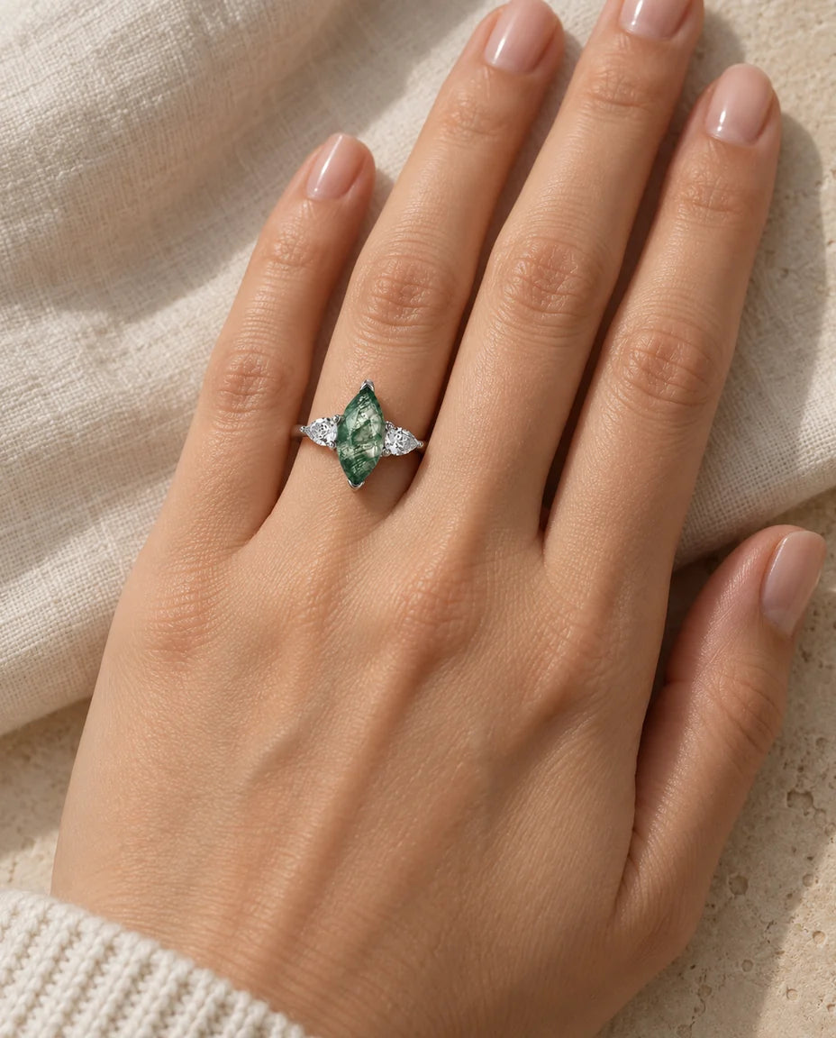 Bague Agate Mousse - portée à la main, gros plan