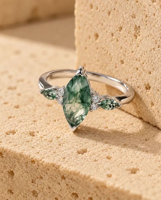 Bague Agate Mousse - présentée sur un bloc de travertin