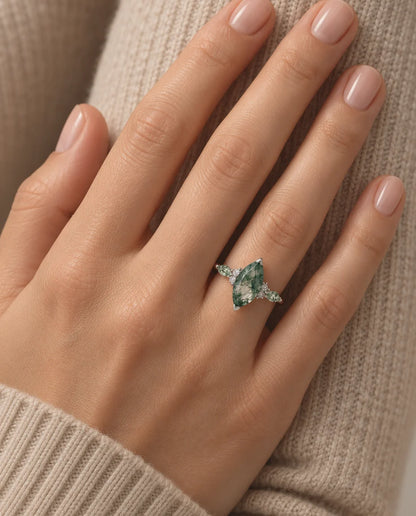 Bague Agate Mousse - portée à la main