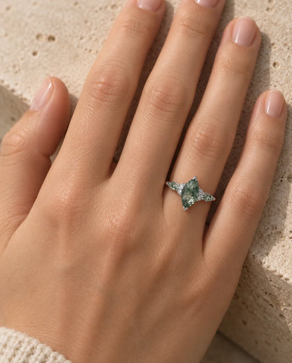 Bague Agate Mousse - portée à la main, gros plan