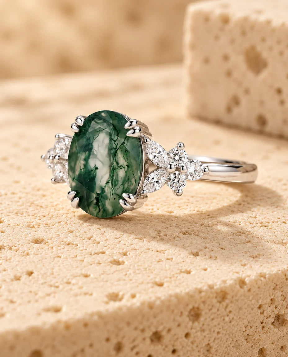 Bague Agate Mousse - présentée sur un bloc de travertin