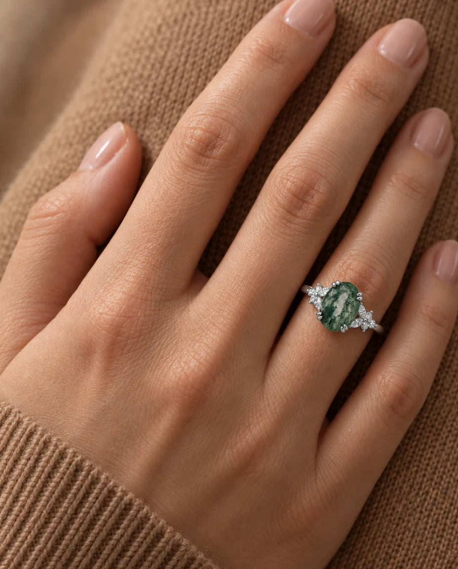 Bague Agate Mousse - portée à la main, gros plan