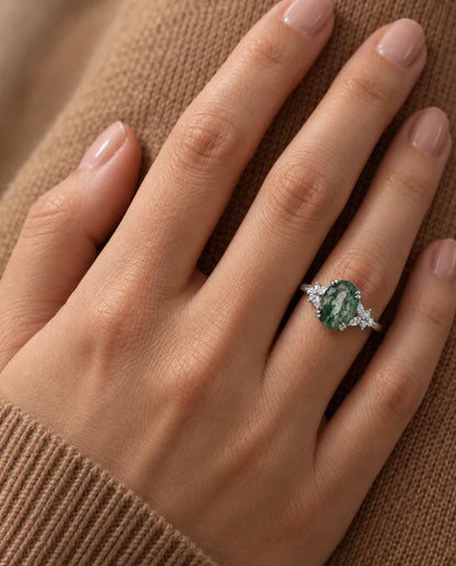 Bague Agate Mousse - portée à la main, gros plan