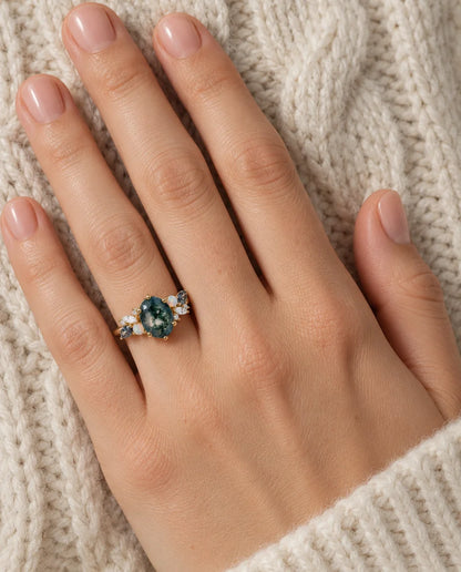 Bague Agate Mousse - portée à la main, gros plan