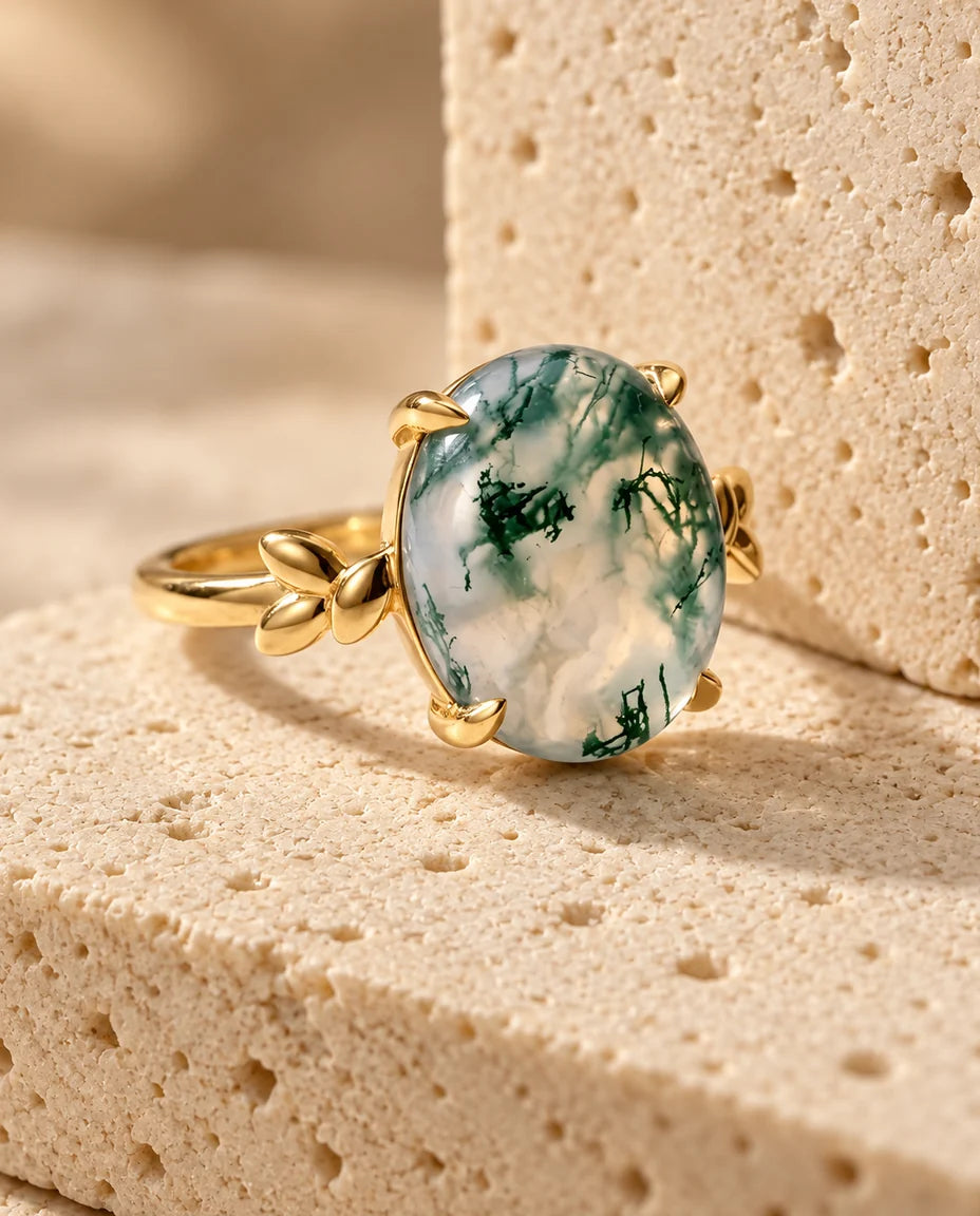 Bague Agate Mousse - présentée sur un bloc de travertin