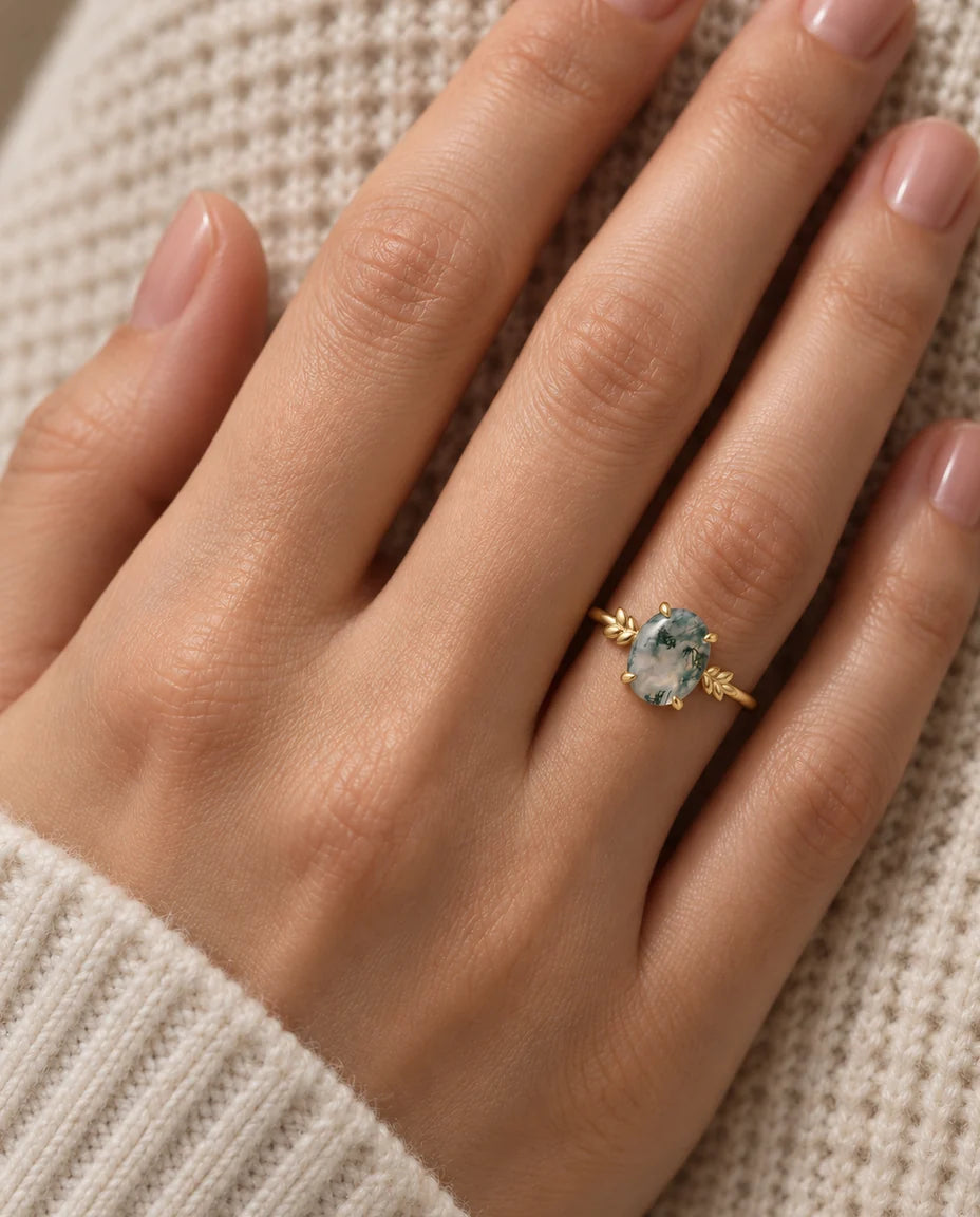 Bague Agate Mousse - portée à la main, gros plan