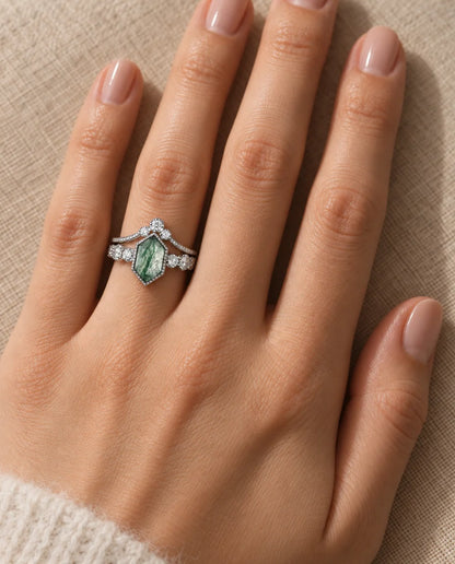 Bague Agate Mousse - portée à la main, gros plan