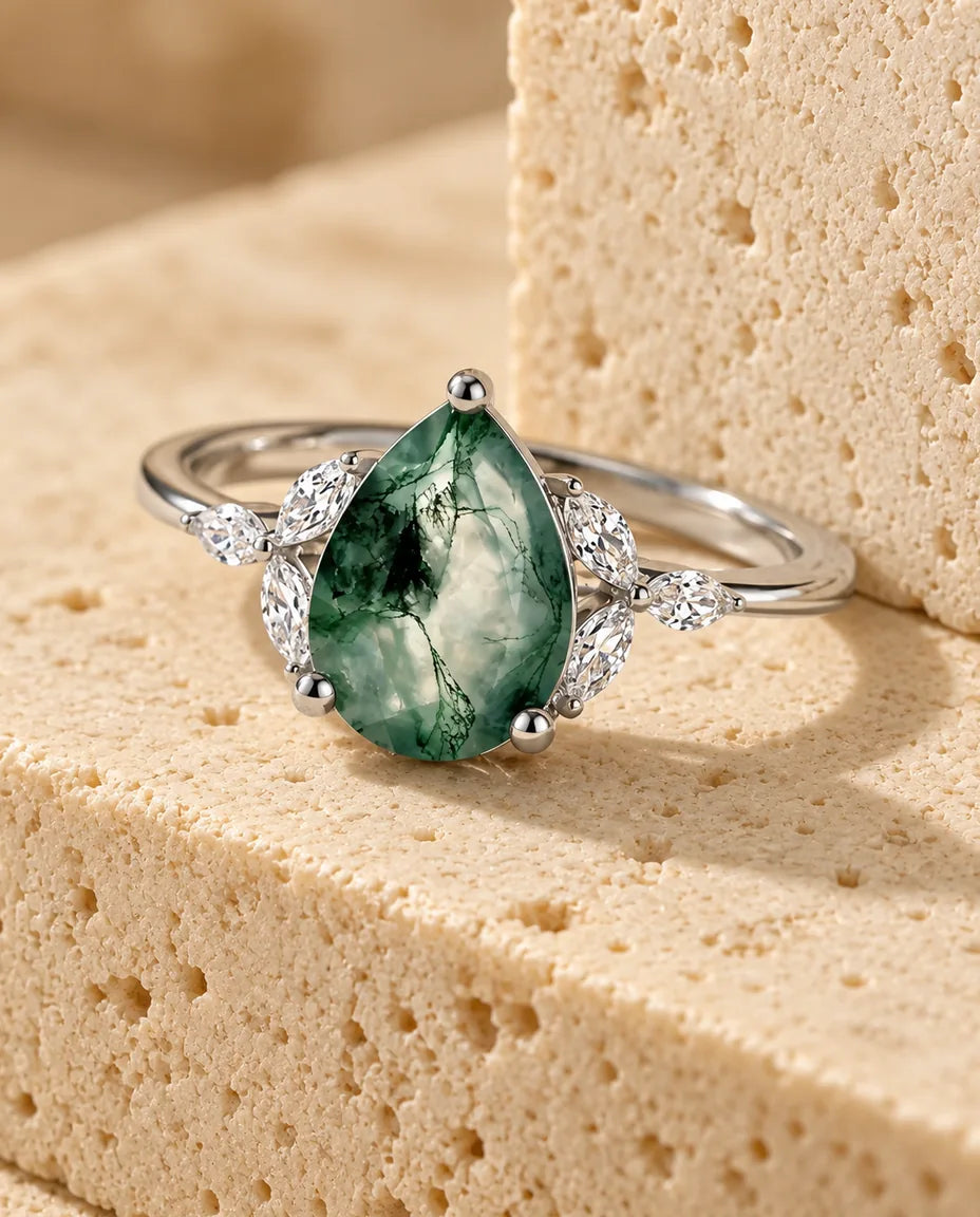 Bague Agate Mousse - présentée sur un bloc de travertin