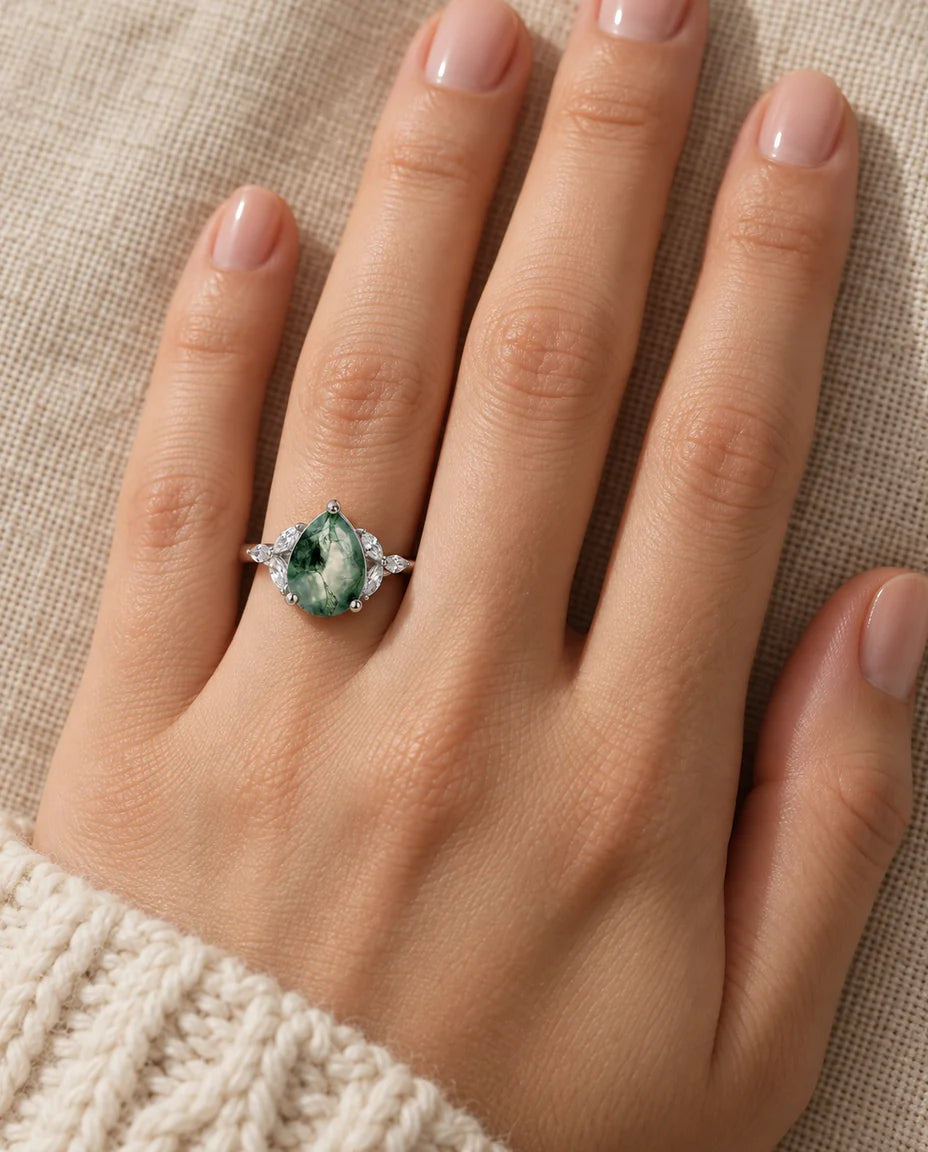 Bague Agate Mousse - portée à la main, gros plan