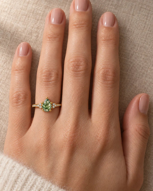 Bague Agate Mousse taille poire - portée à la main