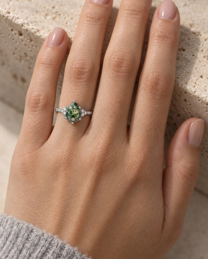 Bague Agate Mousse taille poire - portée à la main, finition argent
