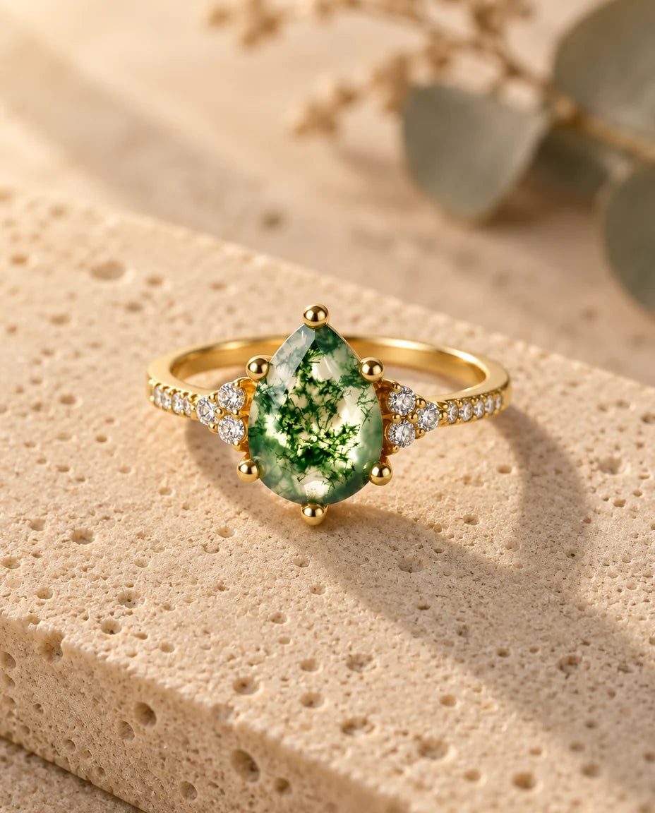 Bague Agate Mousse taille poire - vue de trois quarts
