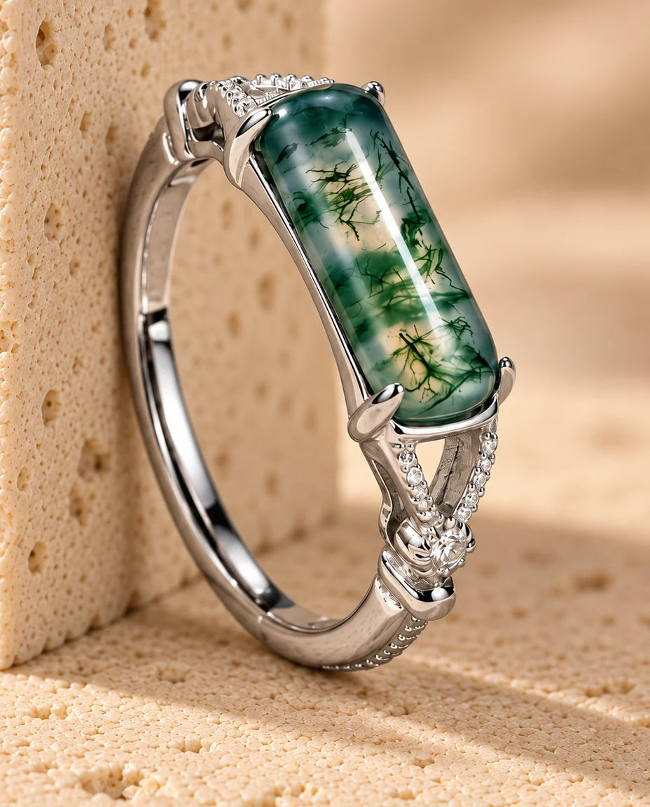 Bague Agate Mousse - présentée sur un bloc de travertin
