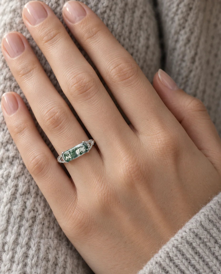 Bague Agate Mousse - portée à la main