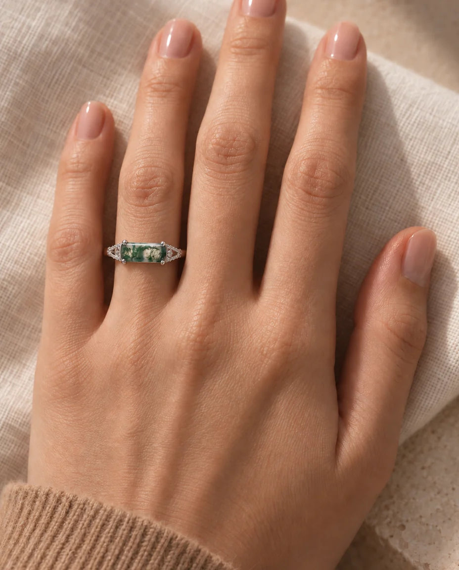 Bague Agate Mousse - portée à la main, gros plan