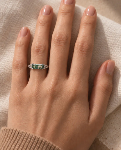 Bague Agate Mousse - portée à la main, gros plan