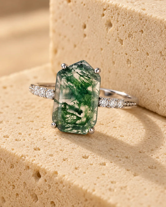 Bague Agate Mousse - présentée sur un bloc de travertin