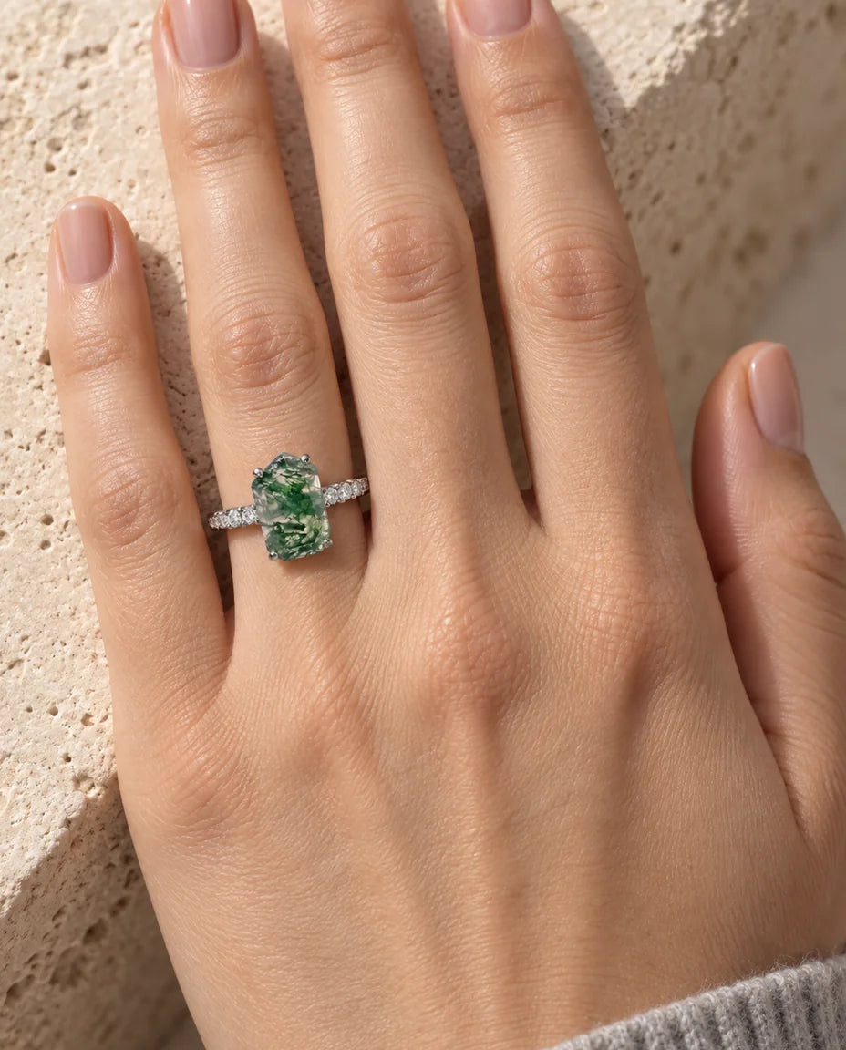 Bague Agate Mousse - portée à la main, gros plan