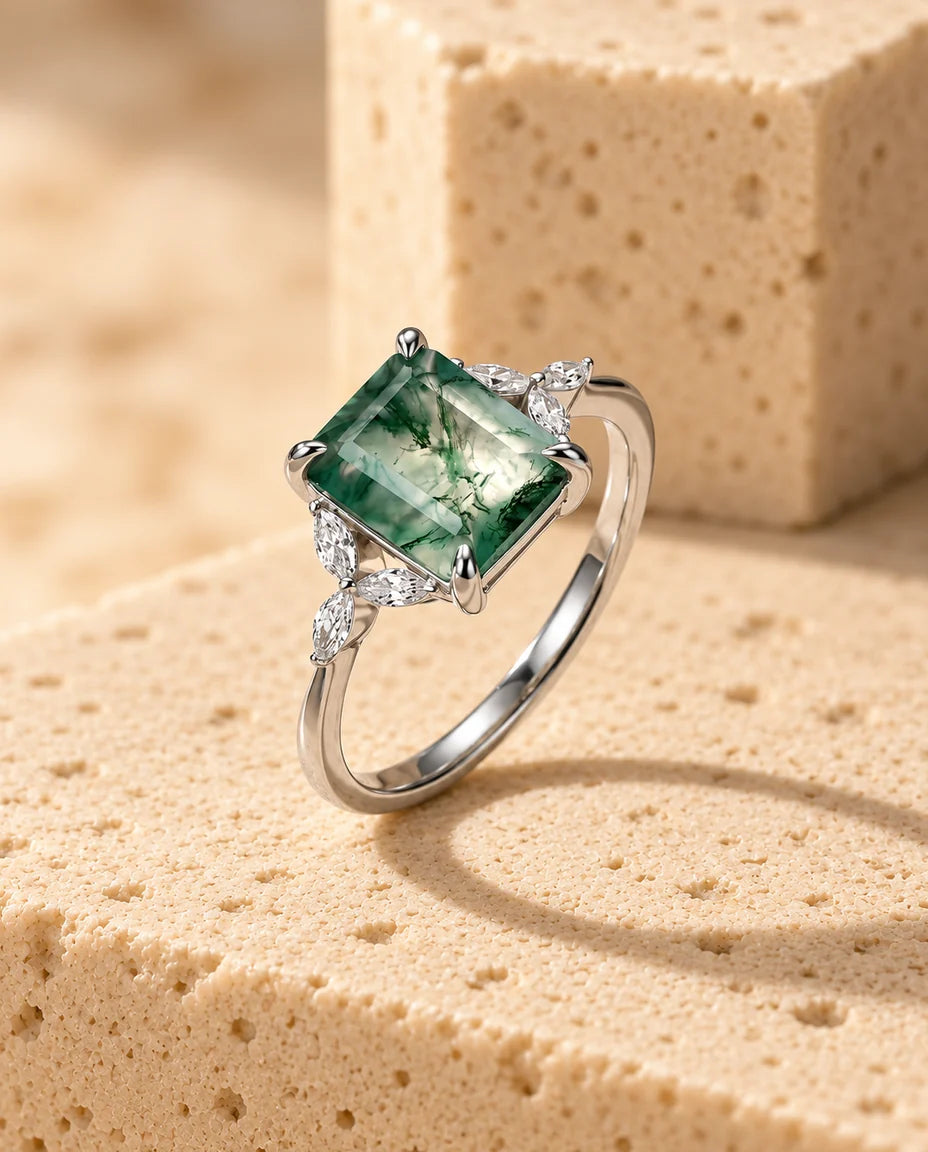 Bague Agate Mousse - présentée sur un bloc de travertin