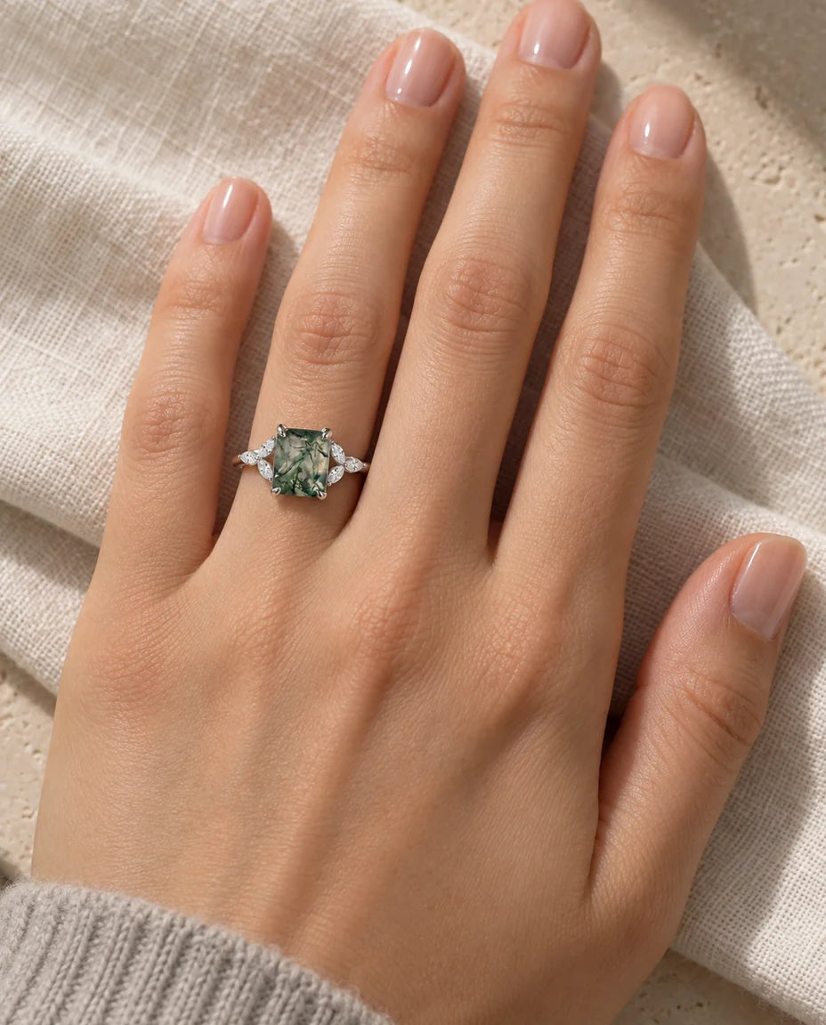Bague Agate Mousse - portée à la main, gros plan