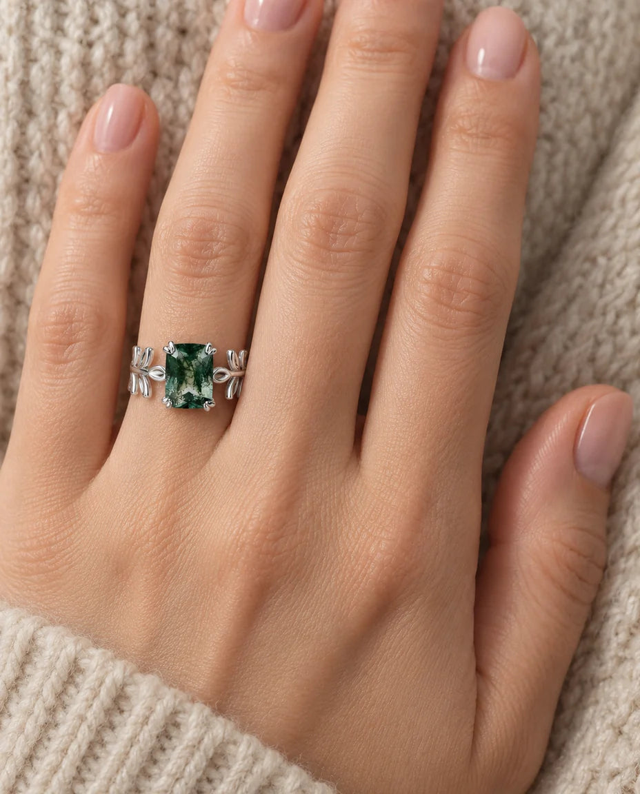 Bague Agate Mousse - portée à la main, gros plan