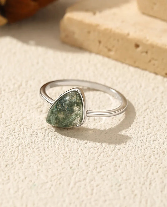 Bague Agate Mousse – Solitaire Triangle Serti Clos, Agate Mousse Naturelle, Anneau Fin Empilable en Argent 925, Cadeau pour Elle