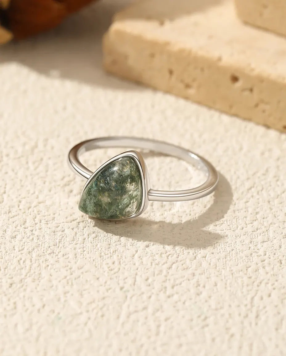 Bague Agate Mousse – Solitaire Triangle Serti Clos, Agate Mousse Naturelle, Anneau Fin Empilable en Argent 925, Cadeau pour Elle