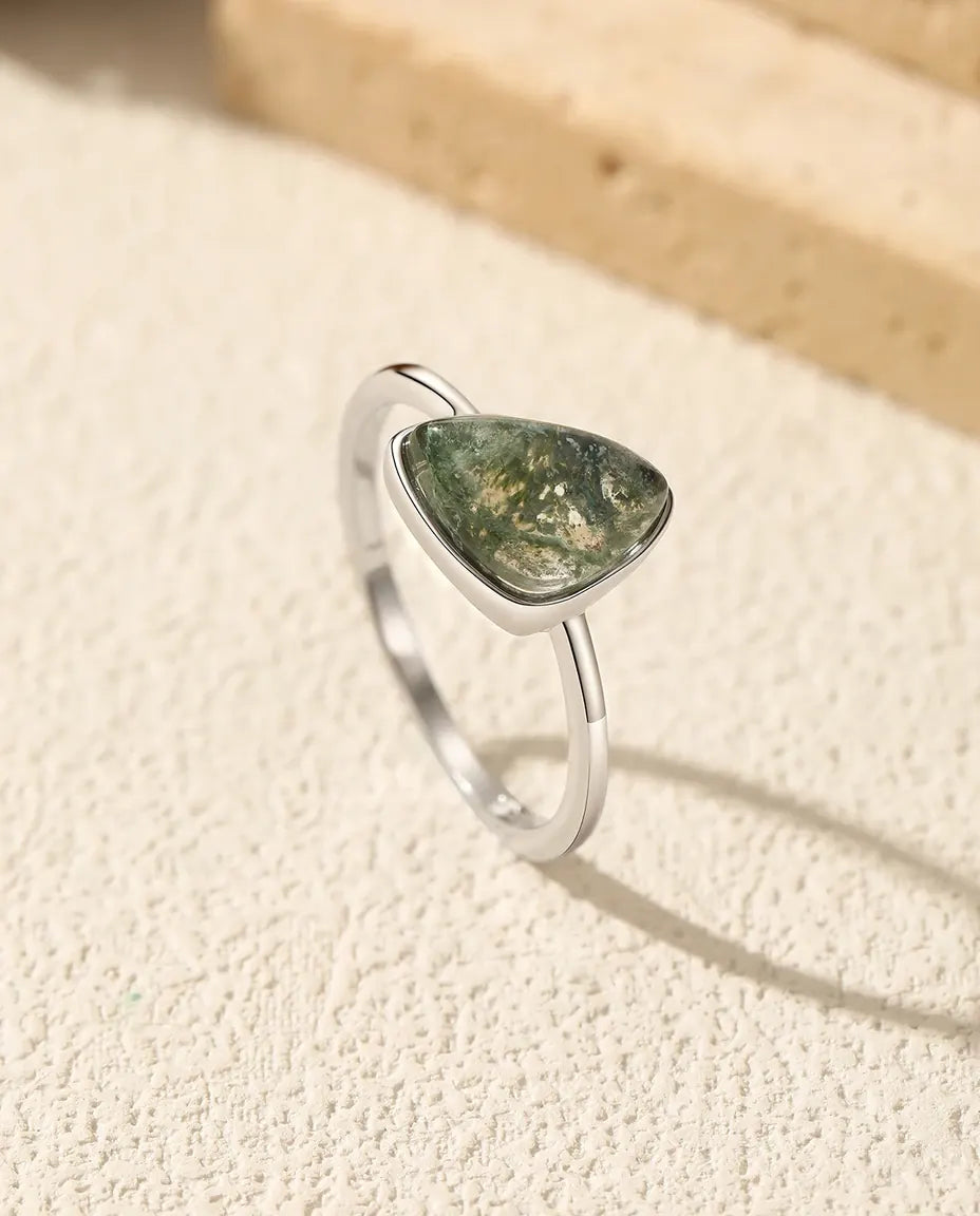 Bague Agate Mousse – Solitaire Triangle Serti Clos, Agate Mousse Naturelle, Anneau Fin Empilable en Argent 925, Cadeau pour Elle