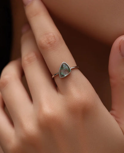 Bague Agate Mousse – Solitaire Triangle Serti Clos, Agate Mousse Naturelle, Anneau Fin Empilable en Argent 925, Cadeau pour Elle