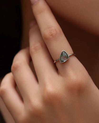 Bague Agate Mousse – Solitaire Triangle Serti Clos, Agate Mousse Naturelle, Anneau Fin Empilable en Argent 925, Cadeau pour Elle
