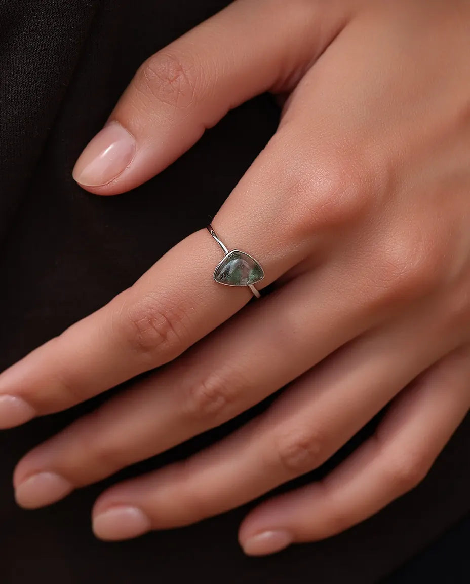 Bague Agate Mousse – Solitaire Triangle Serti Clos, Agate Mousse Naturelle, Anneau Fin Empilable en Argent 925, Cadeau pour Elle