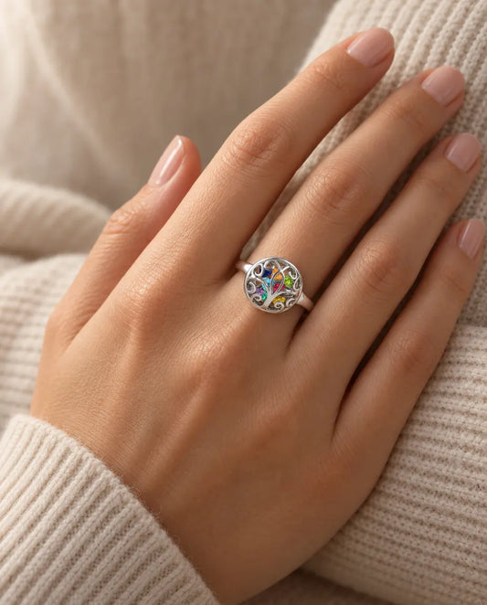 Bague arbre de vie 9 pierres de naissance - bague de famille en argent 925 - portée à la main