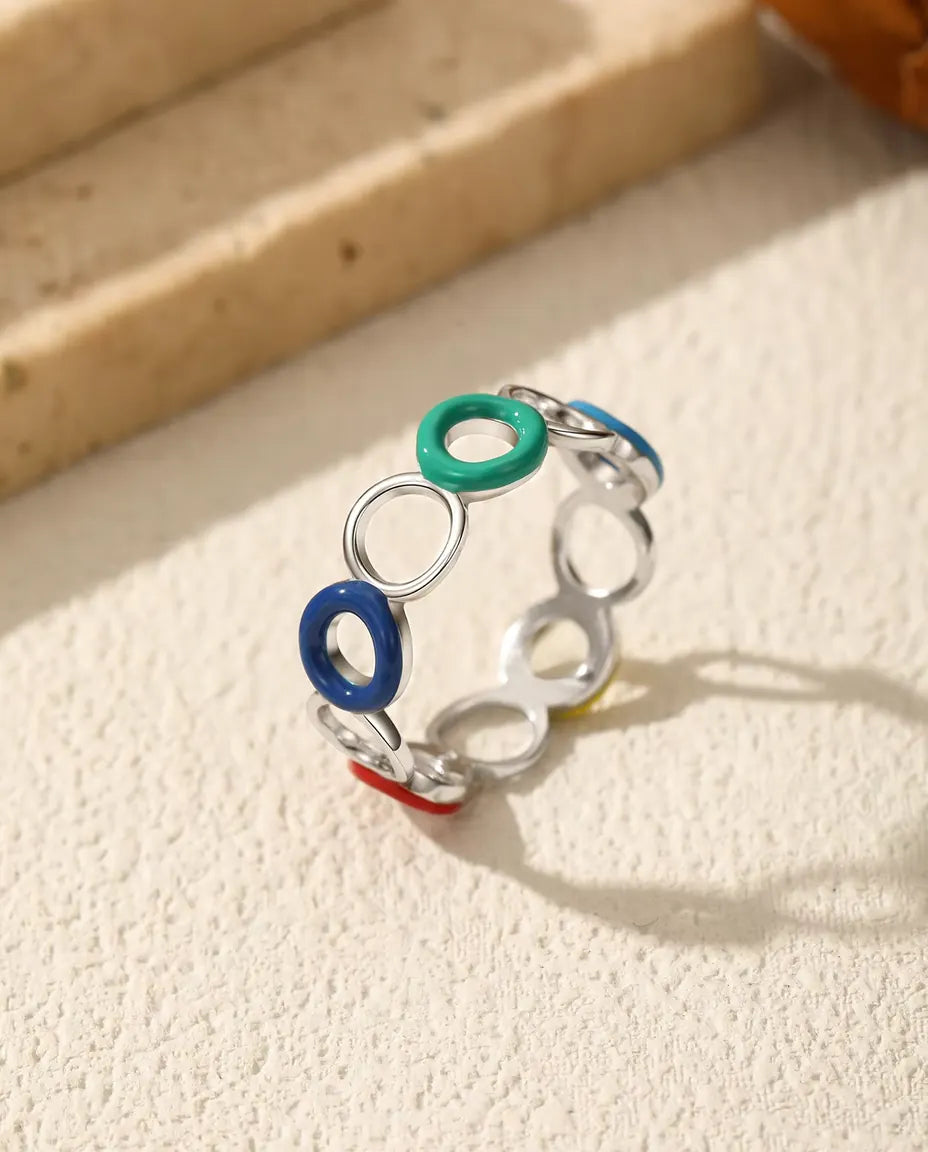 Bague Cercles Émaillés en Argent 925 - posée debout sur une surface claire texturée