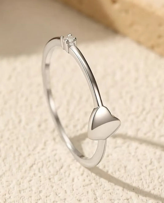 Bague Cœur - cœur poli de 5 mm et moissanite couleur D de 1,5 mm sur un anneau de 0,8 mm en argent 925, tailles 5 à 9