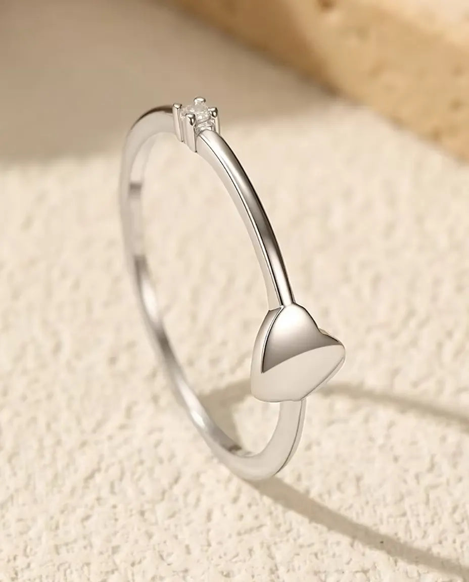 Bague Cœur - cœur poli de 5 mm et moissanite couleur D de 1,5 mm sur un anneau de 0,8 mm en argent 925, tailles 5 à 9