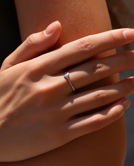 Bague Cœur - cœur poli de 5 mm et moissanite couleur D de 1,5 mm sur un anneau de 0,8 mm en argent 925, tailles 5 à 9
