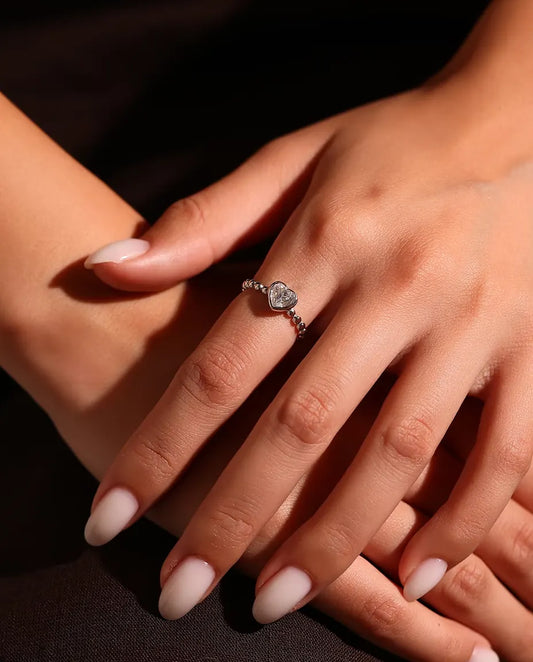 Bague Cœur Moissanite en Argent 925 - portée à la main par un mannequin