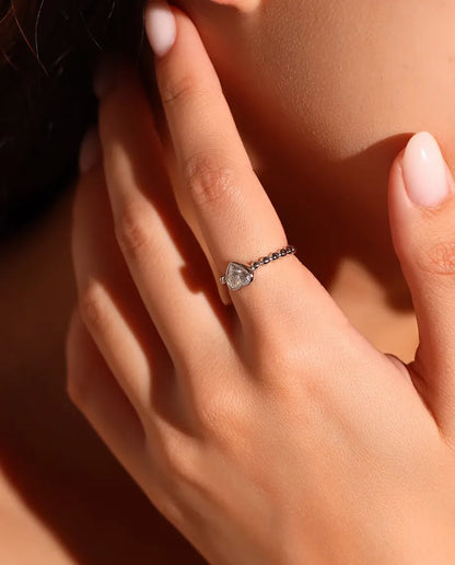 Bague Cœur Moissanite en Argent 925 - portée par un mannequin, mains près du visage