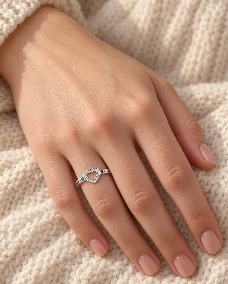 Bague pierre de naissance personnalisée 2, 4 ou 6 prénoms - bague de famille empilable cœur ouvert avec prénoms gravés et pierres simulées, rhodiée