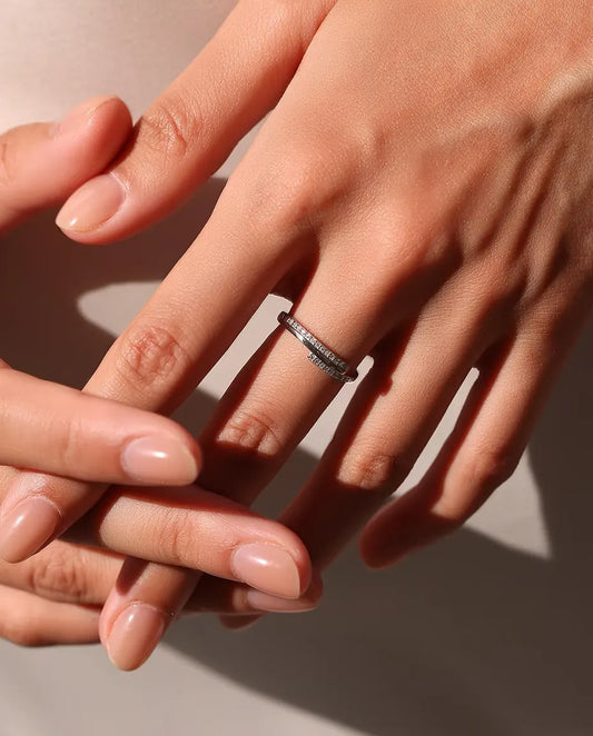 Bague Croisée Pavée en Moissanite - vingt-six pierres couleur D / VVS1 sur un anneau de 1,4 mm, argent 925