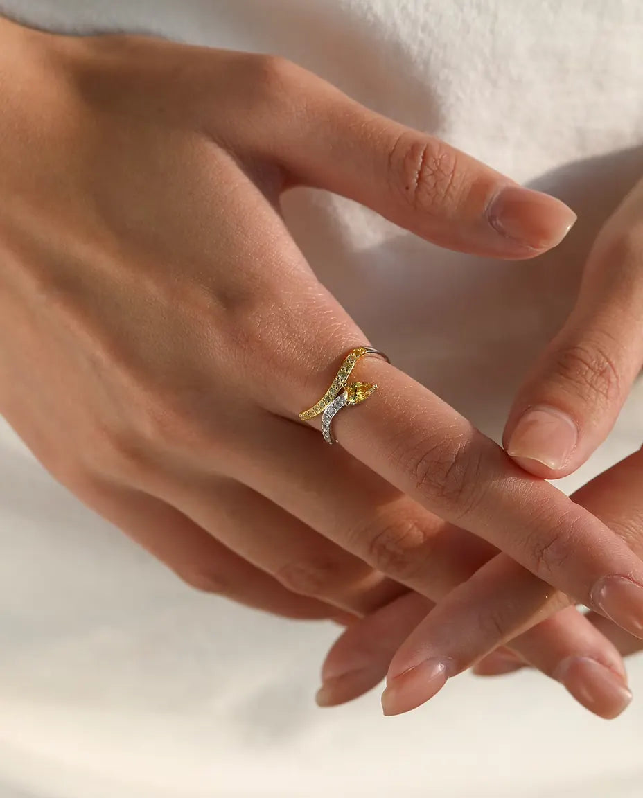 Bague Croisée Bicolore - poire jaune au croisement de deux anneaux pavés, tailles 5 à 9, argent massif 925