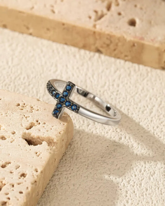 Bague Croix couchée - zircons bleus sertis pavé sur anneau de 2 mm, tailles 5 à 9, argent 925