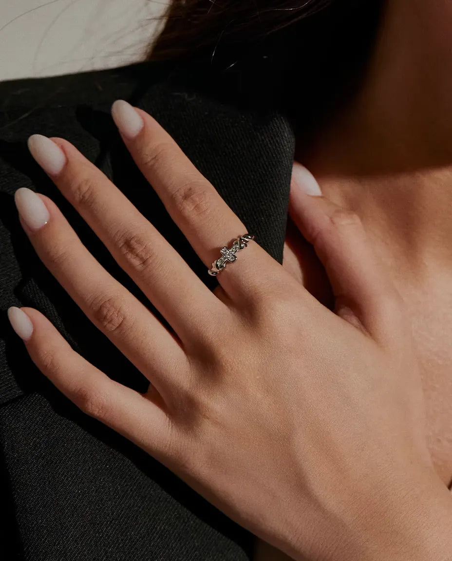 Bague Croix Moissanite en Argent 925 - portée sur une main posée sur l’épaule