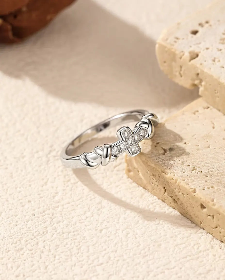 Bague Croix Moissanite en Argent 925 - posée sur le rebord d’une dalle de travertin