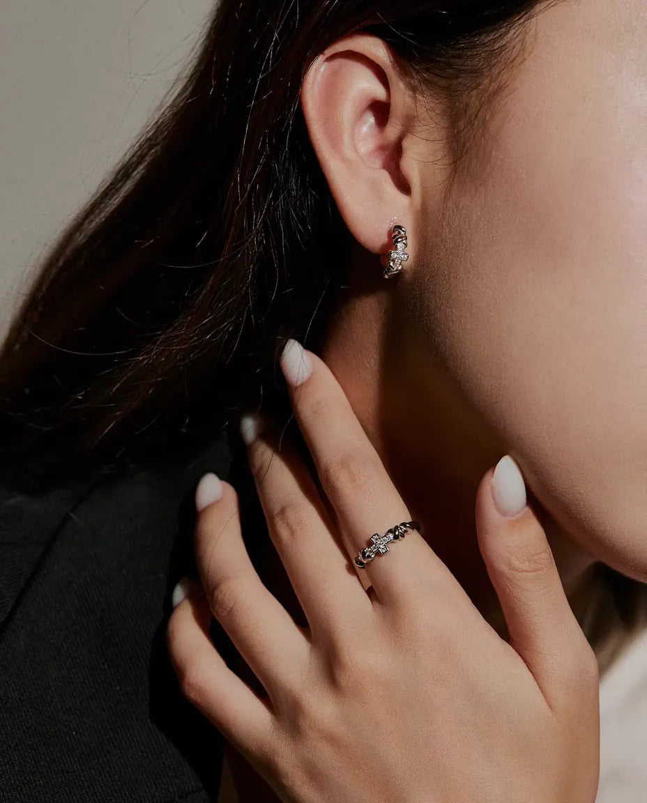 Bague Croix Moissanite en Argent 925 - portée par un mannequin, mains près du visage