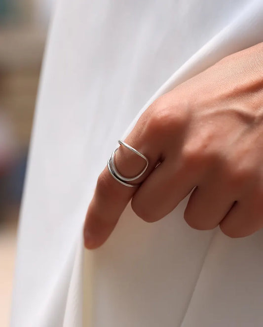 Bague Double Ligne Ouverte en Argent 925 - portée à la main par un mannequin