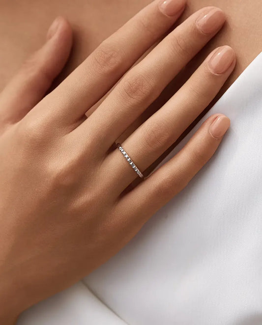 Bague Empilable à Clous en Argent 925 - portée sur une main posée près de la clavicule