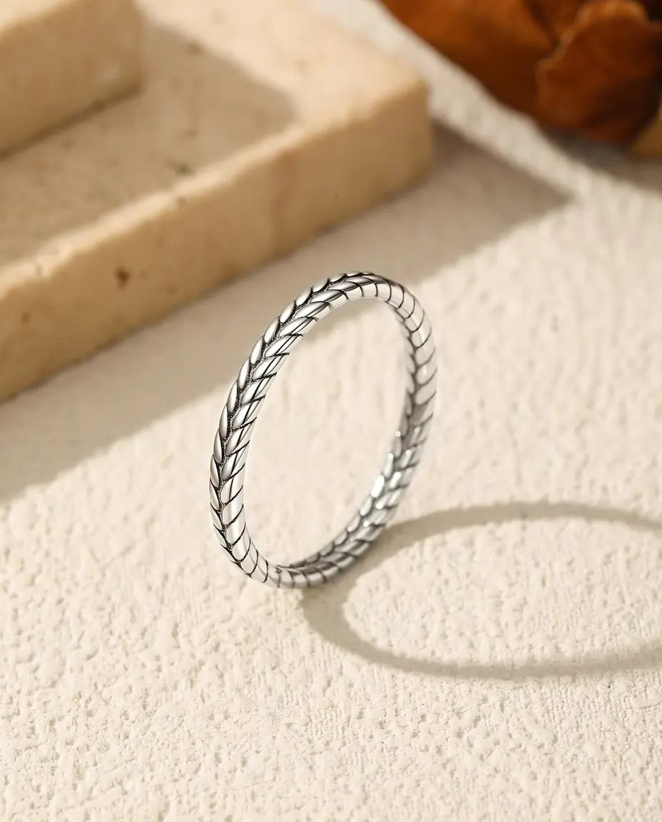 Bague Épi de Blé en Argent 925 - posée debout sur une surface claire texturée